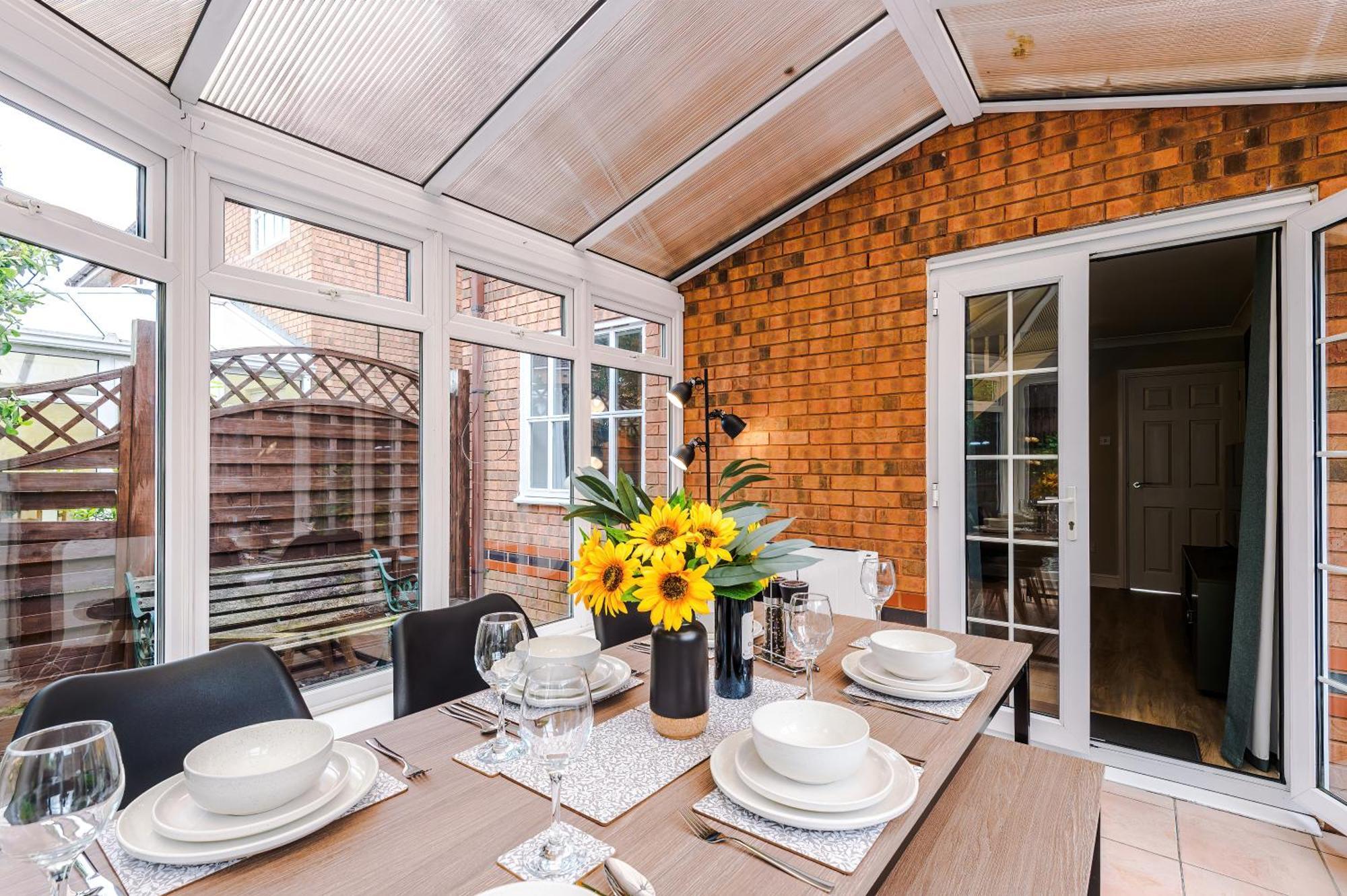 New! Stunning 3-bed In By 53 Degrees Property, Ideal For Groups, Free Parking! * Chester