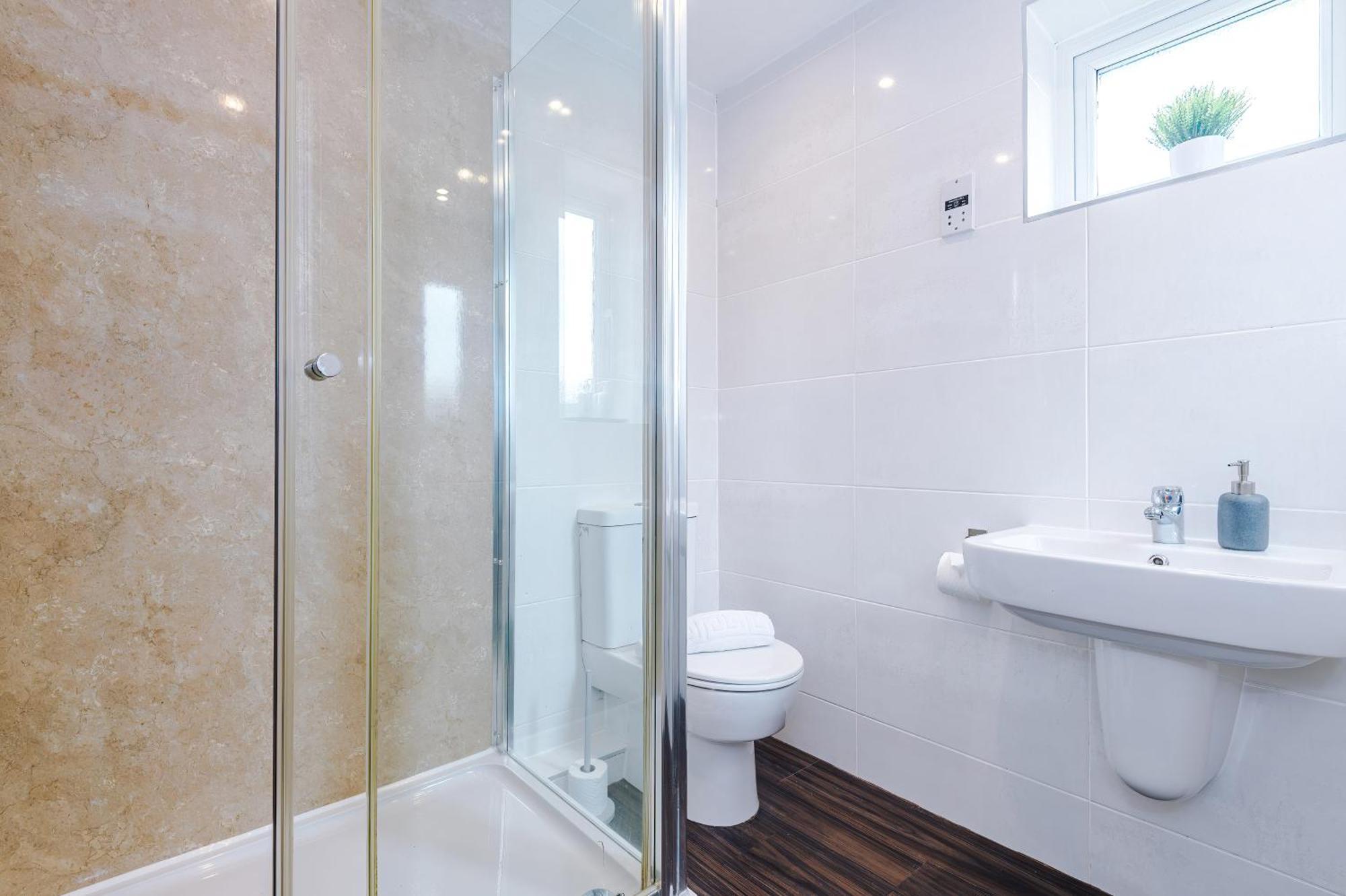 New! Stunning 3-bed In By 53 Degrees Property, Ideal For Groups, Free Parking! Chester