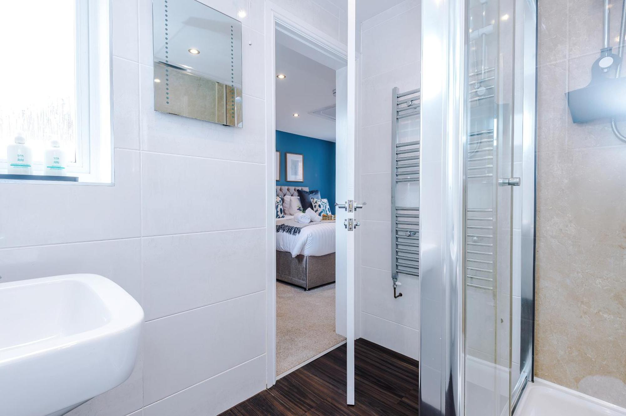 New! Stunning 3-bed In By 53 Degrees Property, Ideal For Groups, Free Parking! Chester