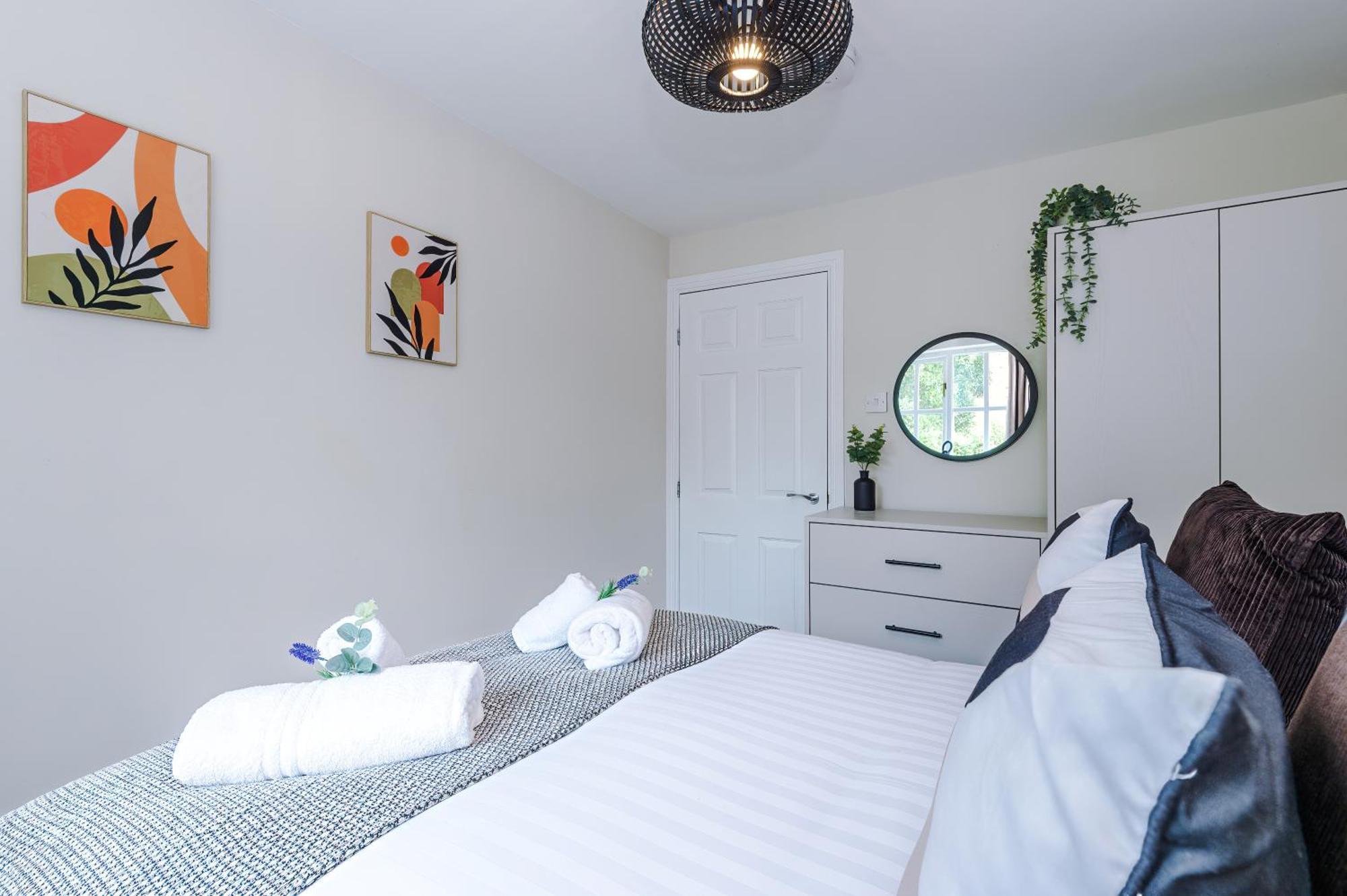 New! Stunning 3-bed In By 53 Degrees Property, Ideal For Groups, Free Parking! Holiday home