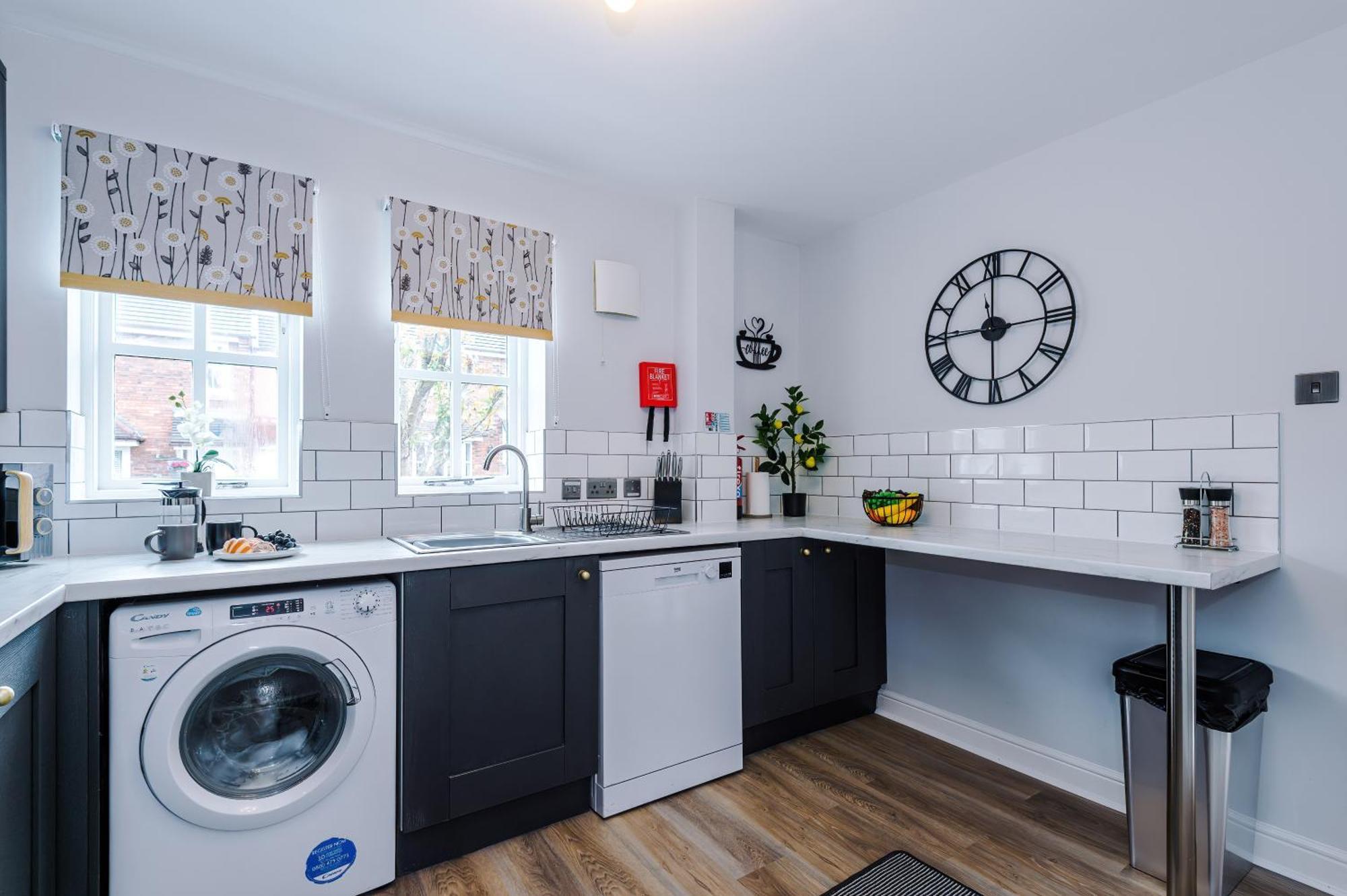New! Stunning 3-bed In By 53 Degrees Property, Ideal For Groups, Free Parking! Holiday home *