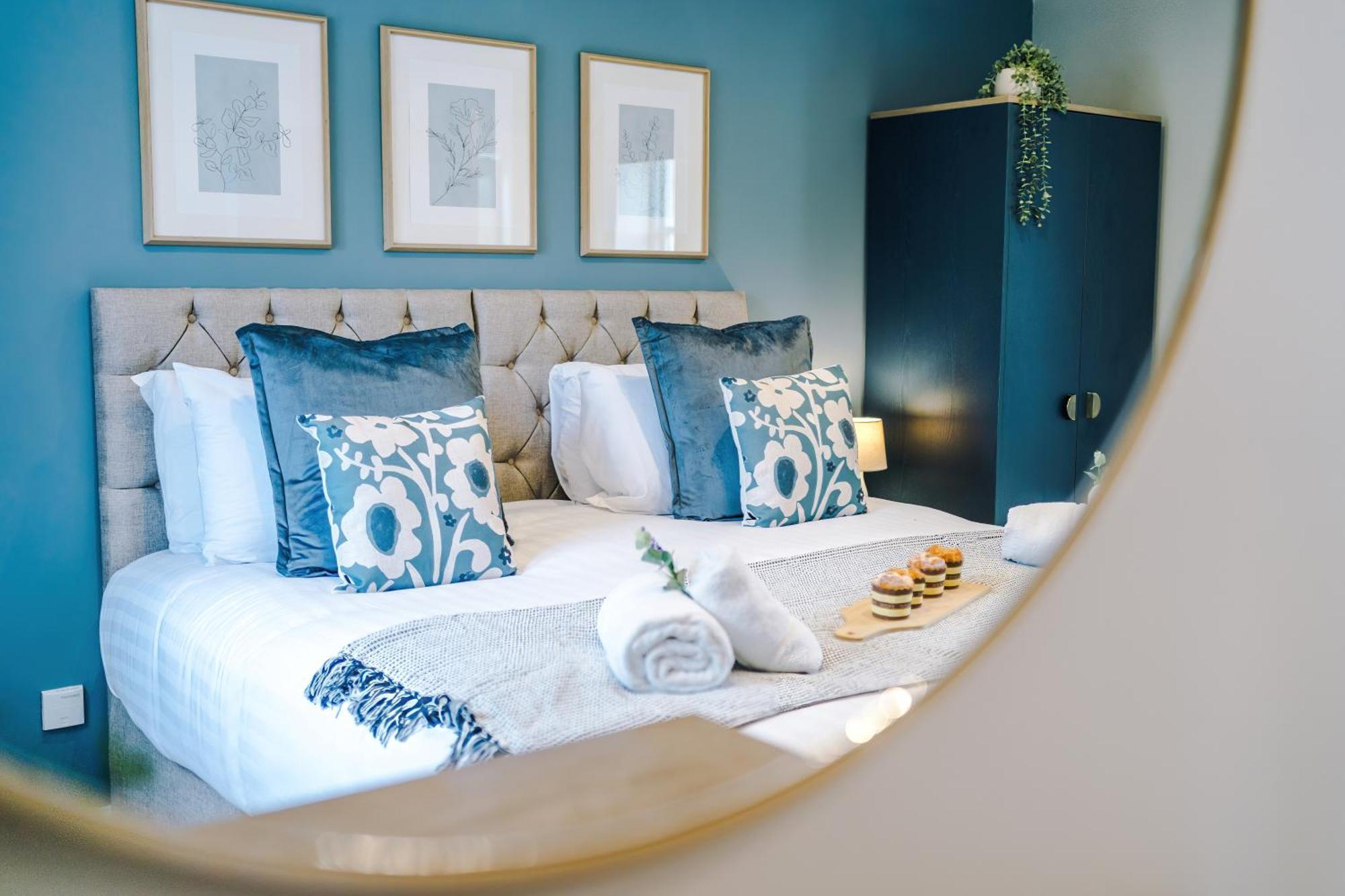 Holiday home New! Stunning 3-bed In By 53 Degrees Property, Ideal For Groups, Free Parking! *