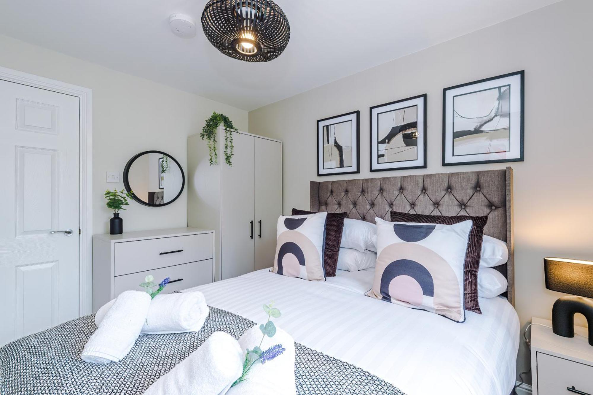 New! Stunning 3-bed In By 53 Degrees Property, Ideal For Groups, Free Parking! Chester