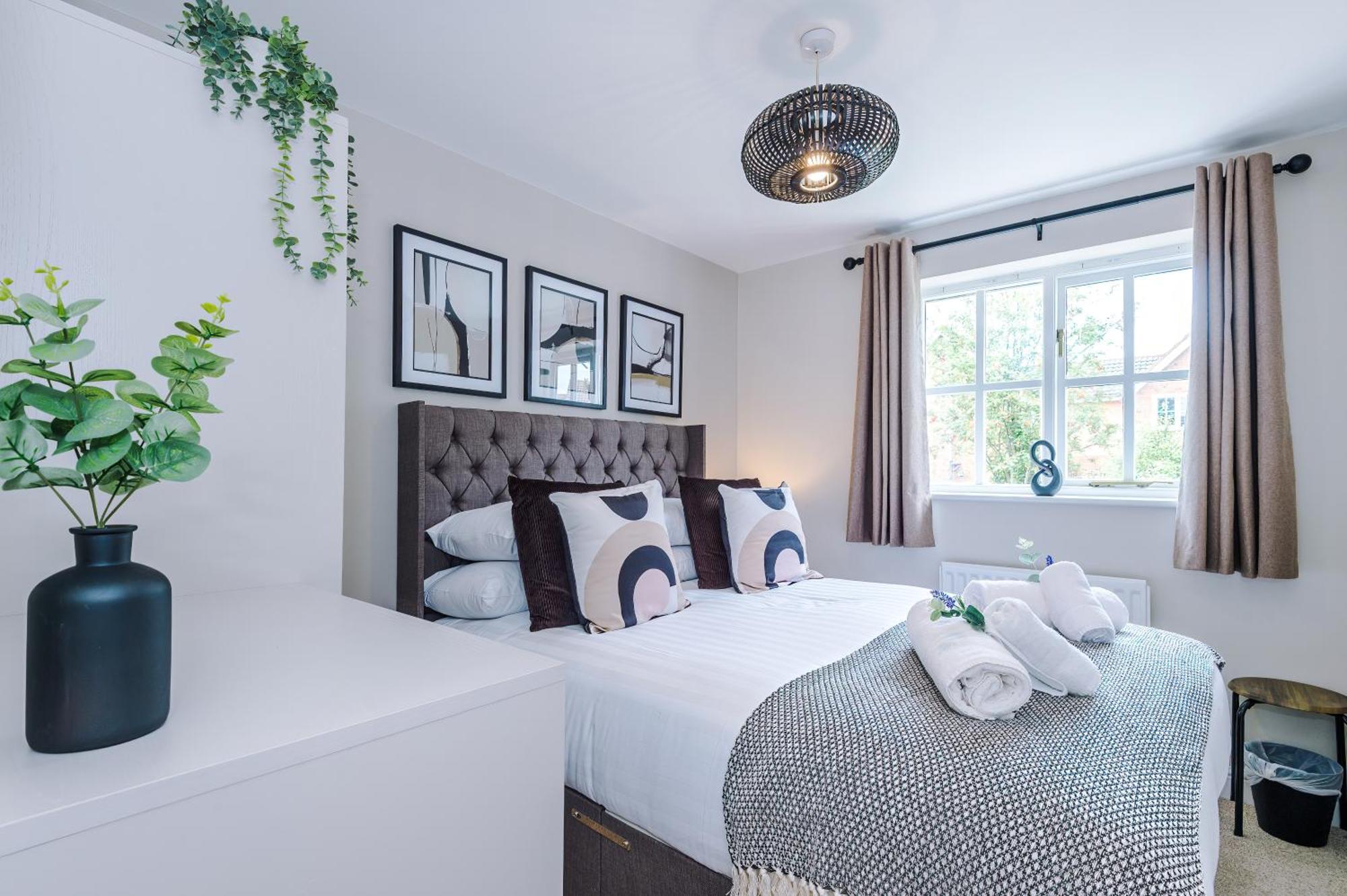 Holiday home New! Stunning 3-bed In By 53 Degrees Property, Ideal For Groups, Free Parking!
