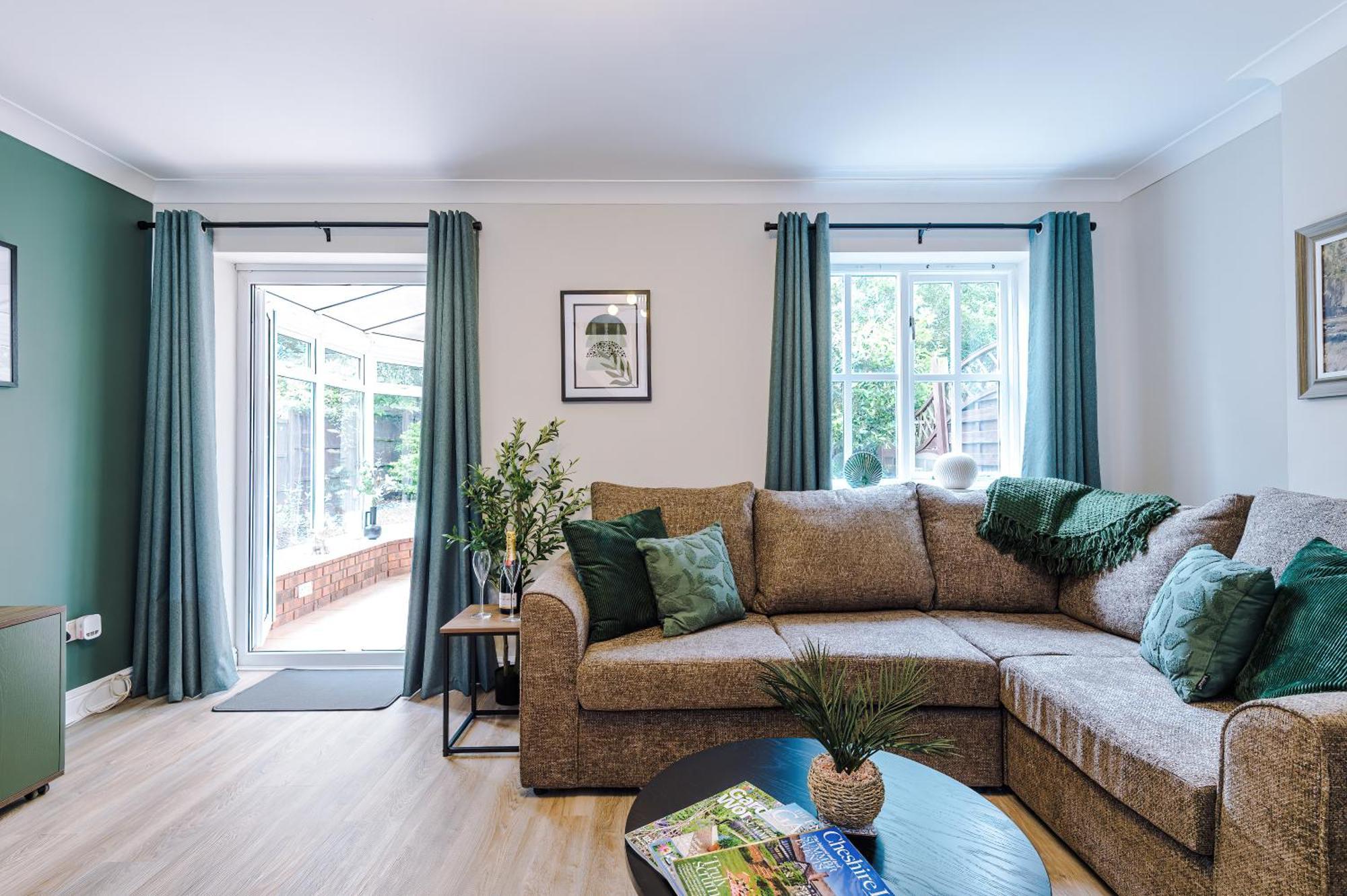 Holiday home New! Stunning 3-bed In By 53 Degrees Property, Ideal For Groups, Free Parking! *