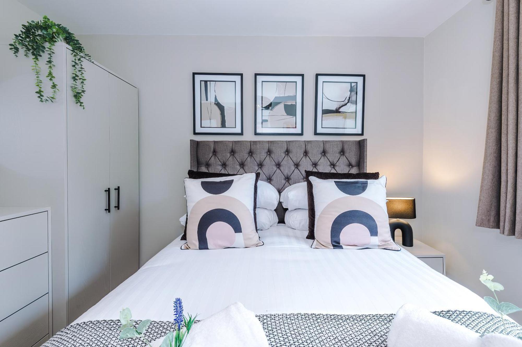 Holiday home New! Stunning 3-bed In By 53 Degrees Property, Ideal For Groups, Free Parking!